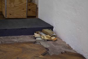 I resti (immortali) di Dostoevskij: il mucchietto di vecchi libri in un angolo della galleria